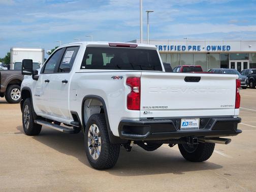 Summit White 2026 Chevrolet Silverado 2500 Custom