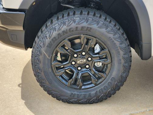 Summit White 2026 Chevrolet Silverado 1500 ZR2