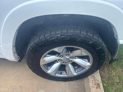 Ivory White Tri-Coat Pearlcoat 2019 RAM 1500 Limited