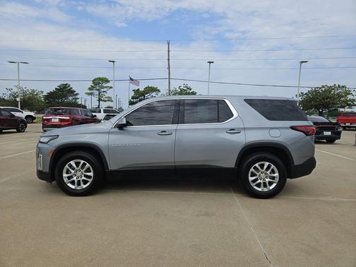 Sterling Gray Metallic 2023 Chevrolet Traverse LS