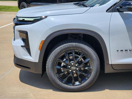 Polar White Tricoat 2026 Chevrolet Traverse LT