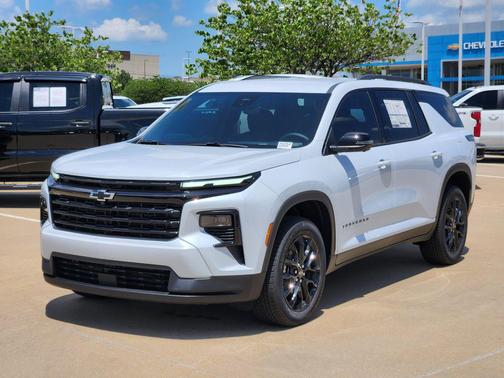 Polar White Tricoat 2026 Chevrolet Traverse LT