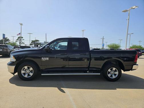 Diamond Black Crystal Pearlcoat 2019 RAM 1500 Tradesman