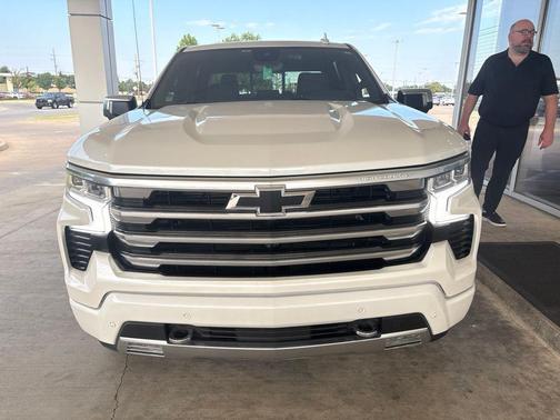 Iridescent Pearl Tricoat 2024 Chevrolet Silverado 1500 High Country