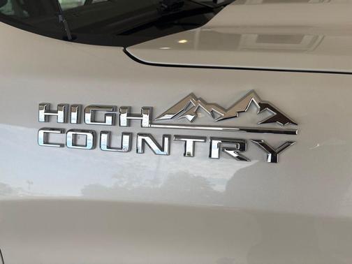 Iridescent Pearl Tricoat 2024 Chevrolet Silverado 1500 High Country