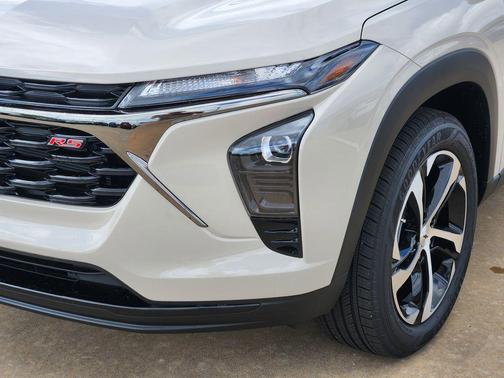 Summit White 2026 Chevrolet Trax FWD 1RS