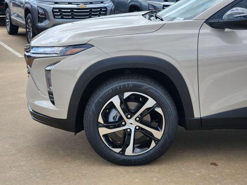 Summit White 2026 Chevrolet Trax FWD 1RS