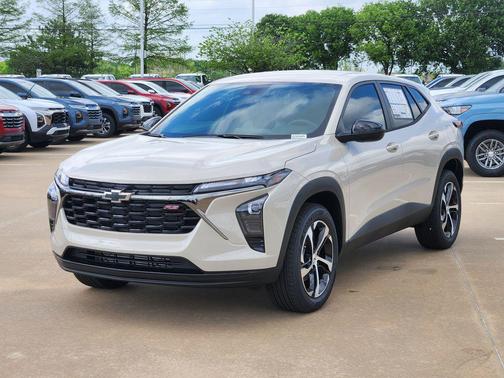 Summit White 2026 Chevrolet Trax FWD 1RS