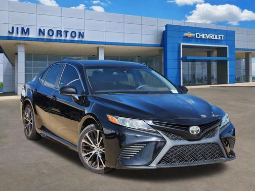 Midnight Black Metallic 2018 Toyota Camry SE