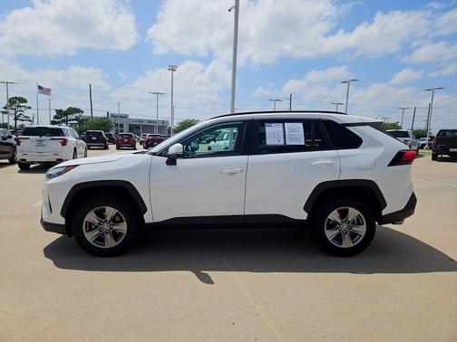 Ice Cap 2024 Toyota RAV4 XLE