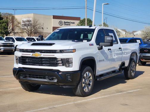 Summit White 2026 Chevrolet Silverado 2500 Custom