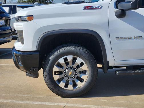 Summit White 2026 Chevrolet Silverado 2500 Custom