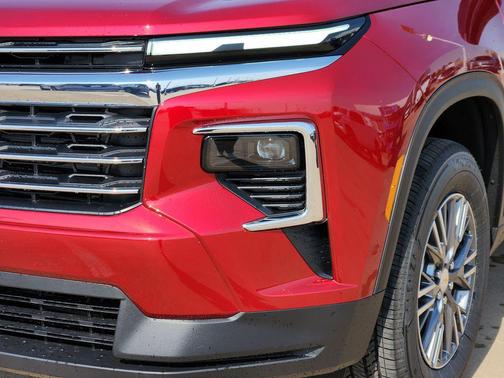 Radiant Red Tintcoat 2026 Chevrolet Traverse LT