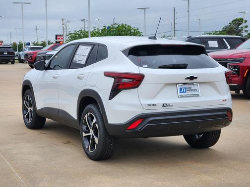 Summit White 2026 Chevrolet Trax FWD 1RS