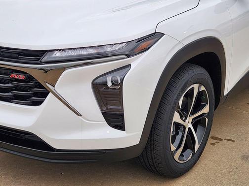 Summit White 2026 Chevrolet Trax FWD 1RS
