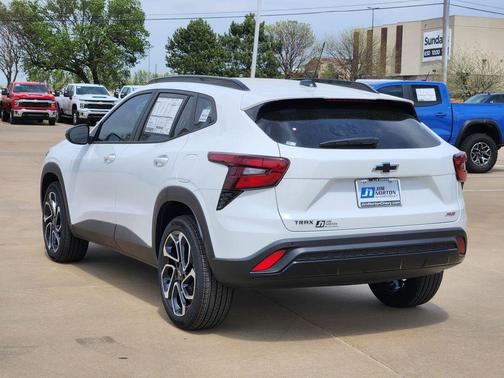 Summit White 2026 Chevrolet Trax FWD 2RS
