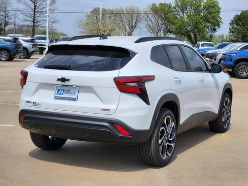 Summit White 2026 Chevrolet Trax FWD 2RS
