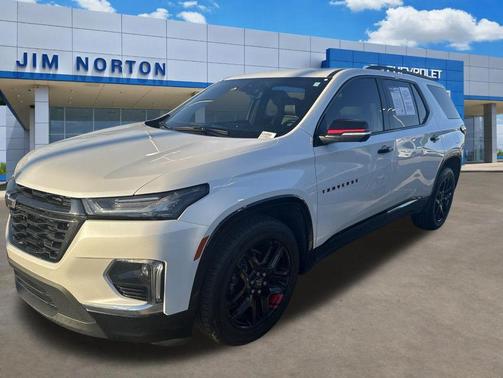 Iridescent Pearl Tricoat 2023 Chevrolet Traverse Premier