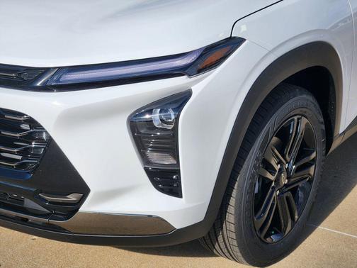 Summit White 2026 Chevrolet Trax FWD ACTIV