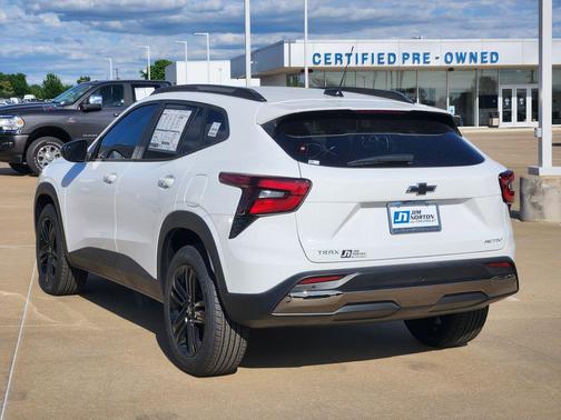 Summit White 2026 Chevrolet Trax FWD ACTIV
