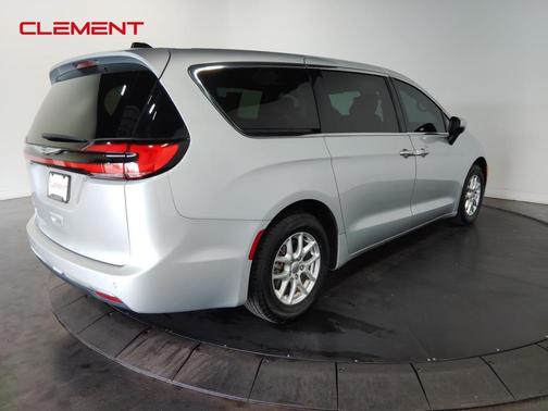 2023 Chrysler Pacifica Touring-L