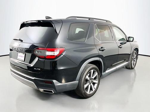 Crystal Black Pearl 2023 Honda Pilot Elite