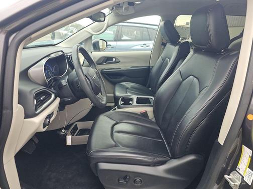 2023 Chrysler Pacifica Touring-L