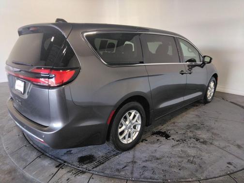 2023 Chrysler Pacifica Touring-L