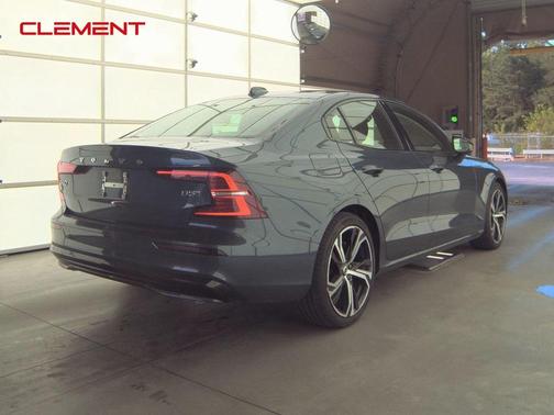 2024 Volvo S60 B5 Core Dark Theme