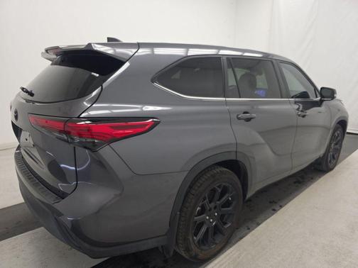 Moon Dust 2023 Toyota Highlander LE