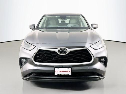 Moon Dust 2023 Toyota Highlander LE