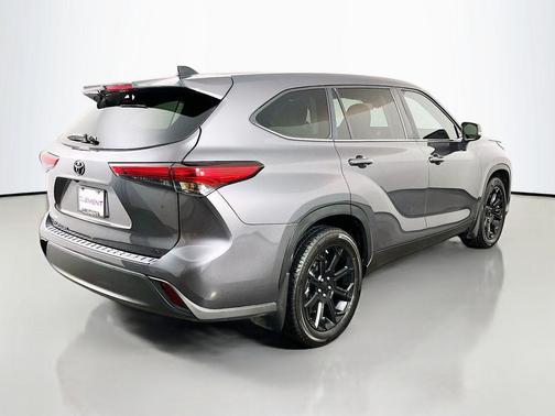 Moon Dust 2023 Toyota Highlander LE