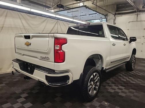 Iridescent Pearl Tricoat 2022 Chevrolet Silverado 1500 High Country