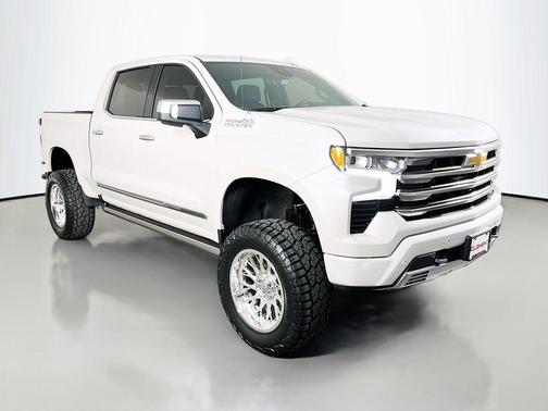 Iridescent Pearl Tricoat 2022 Chevrolet Silverado 1500 High Country