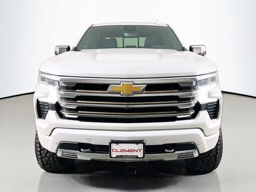 Iridescent Pearl Tricoat 2022 Chevrolet Silverado 1500 High Country