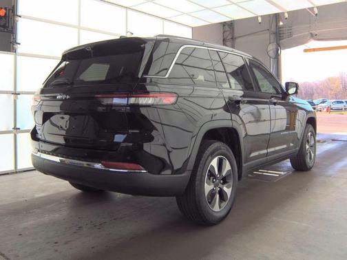 Diamond Black 2022 Jeep Grand Cherokee 4xe Base