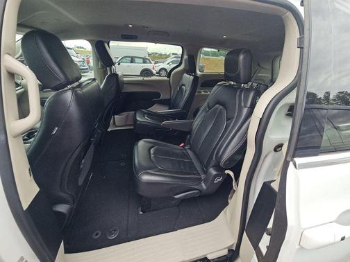 Bright White Clearcoat 2022 Chrysler Pacifica Touring-L