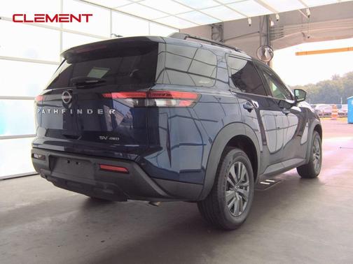 2022 Nissan Pathfinder SV