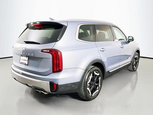 Everlasting Silver 2025 Kia Telluride S