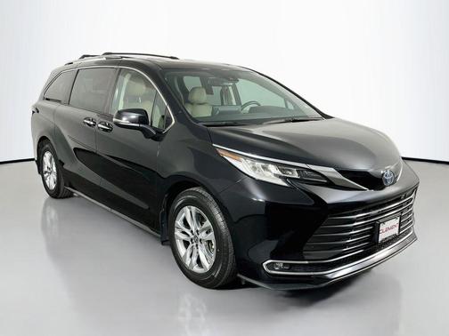 Midnight Black Metallic 2022 Toyota Sienna Limited