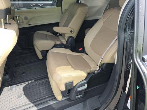 Midnight Black Metallic 2022 Toyota Sienna Limited