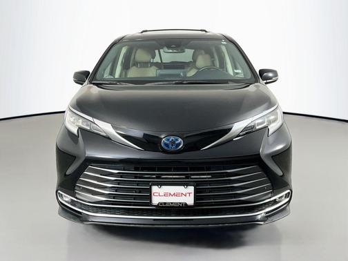 Midnight Black Metallic 2022 Toyota Sienna Limited