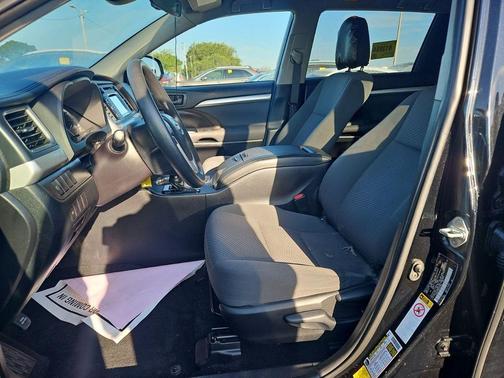 Midnight Black Metallic 2019 Toyota Highlander LE