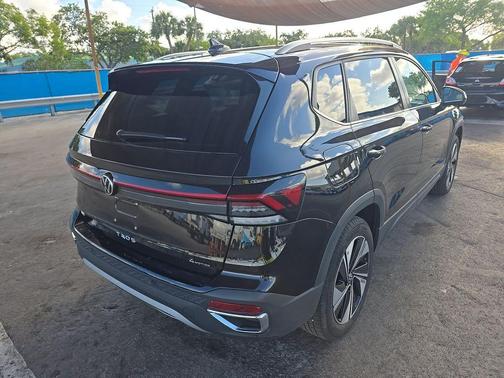 Deep Black Pearl Effect 2025 Volkswagen Taos 1.5T SE