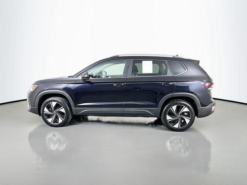 Deep Black Pearl Effect 2025 Volkswagen Taos 1.5T SE