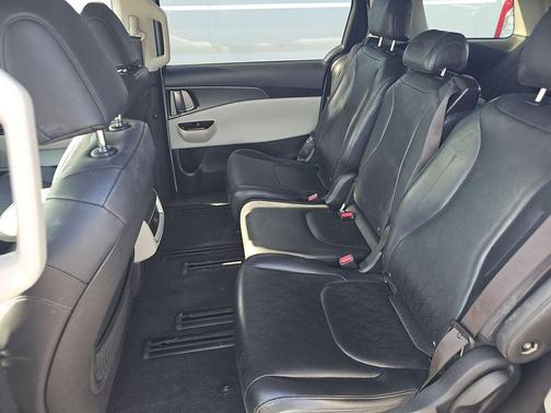 Silky Silver 2022 Kia Carnival LXS