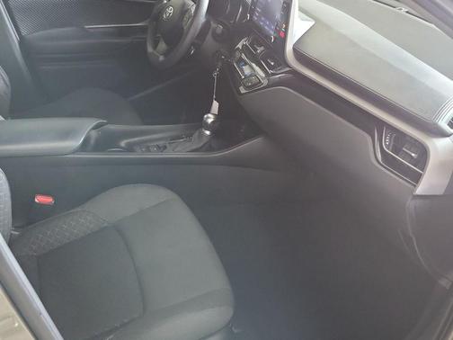 Bronze 2021 Toyota C-HR LE