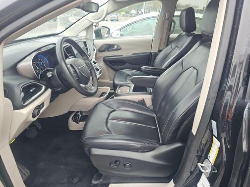 2023 Chrysler Pacifica Touring-L