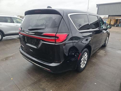 2023 Chrysler Pacifica Touring-L