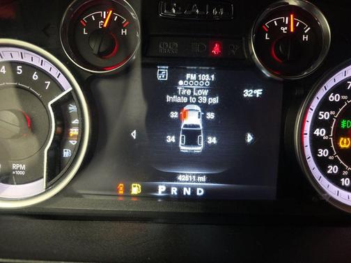 Bright White Clearcoat 2022 RAM 1500 Classic SLT